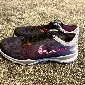 Women’s Nike 8.5 Flex supreme TR4 tennis shoes.